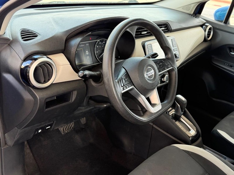Nissan Versa Vehicle Full-screen Gallery Image 10