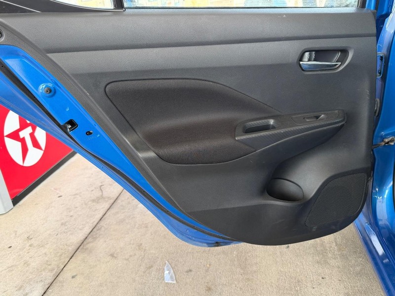 Nissan Versa Vehicle Full-screen Gallery Image 12
