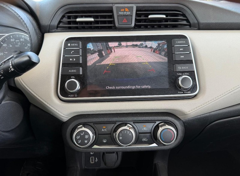 Nissan Versa Vehicle Full-screen Gallery Image 14