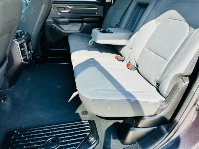 Ram 1500 Vehicle Full-screen Gallery Image 17