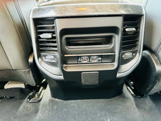 Ram 1500 Vehicle Full-screen Gallery Image 18