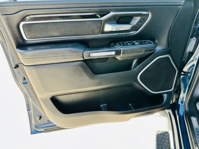 Ram 1500 Crew Vehicle Full-screen Gallery Image 10