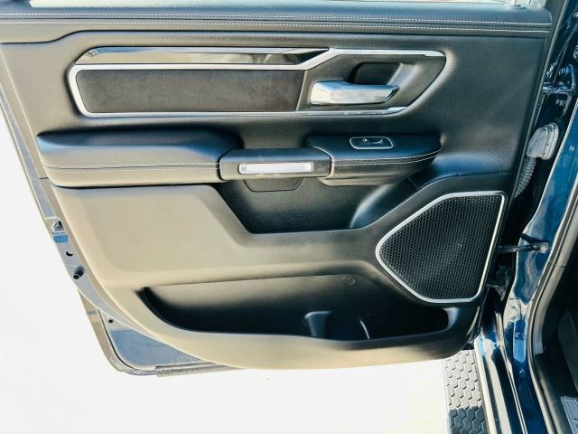 Ram 1500 Crew Vehicle Full-screen Gallery Image 15