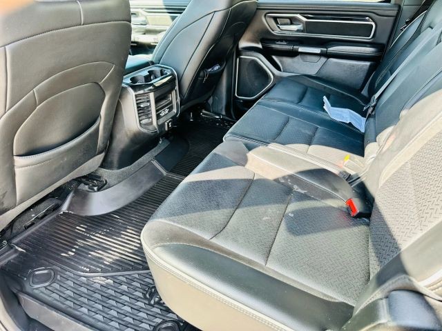 Ram 1500 Crew Vehicle Full-screen Gallery Image 16