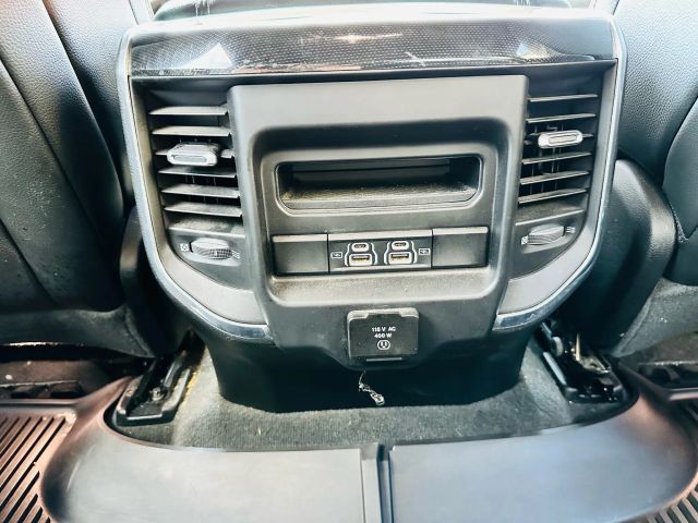 Ram 1500 Crew Vehicle Full-screen Gallery Image 18