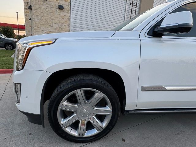 Cadillac Escalade Vehicle Full-screen Gallery Image 09