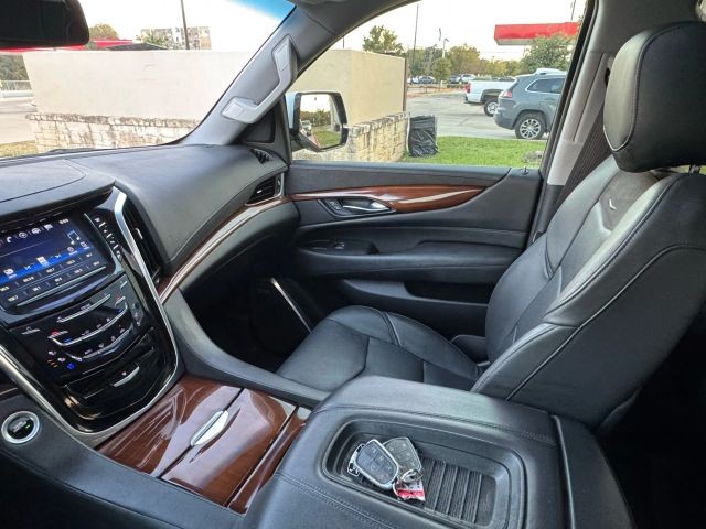 Cadillac Escalade Vehicle Full-screen Gallery Image 12