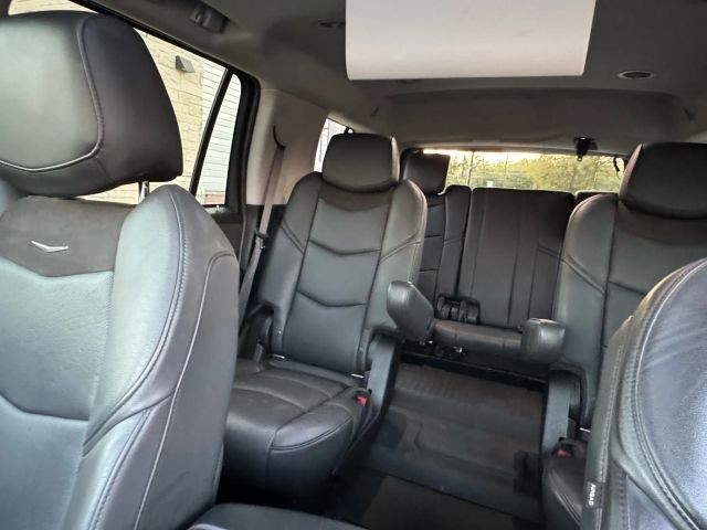 Cadillac Escalade Vehicle Full-screen Gallery Image 15