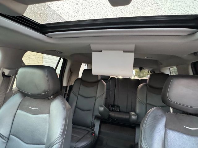 Cadillac Escalade Vehicle Full-screen Gallery Image 16