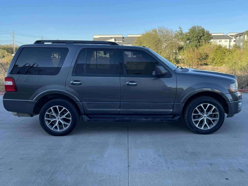 Ford Expedition Vehicle Full-screen Gallery Image 06