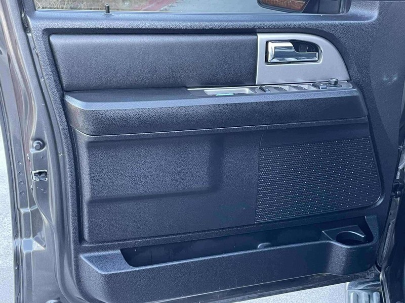 Ford Expedition Vehicle Full-screen Gallery Image 08