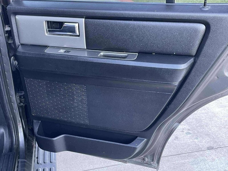 Ford Expedition Vehicle Full-screen Gallery Image 15