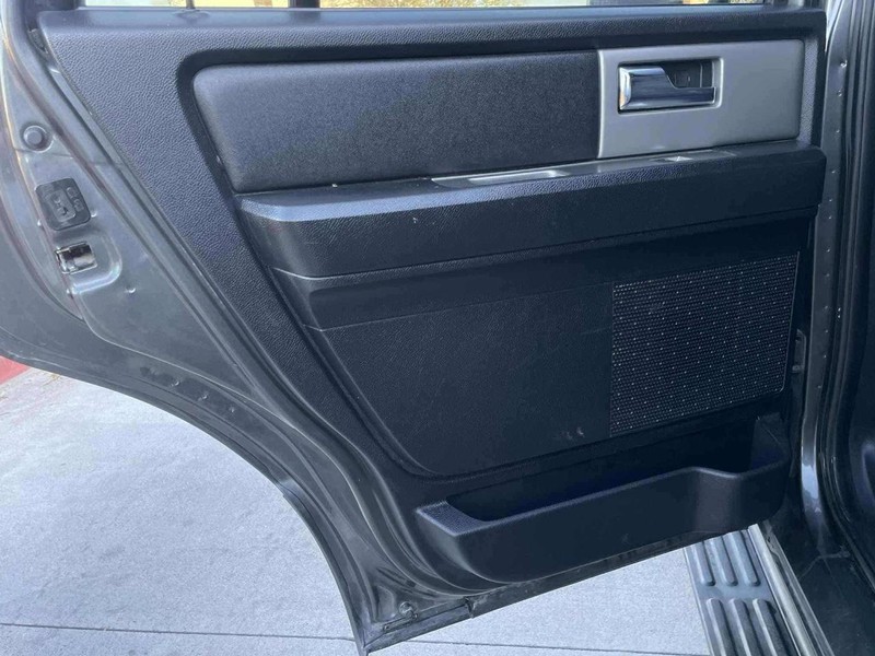 Ford Expedition Vehicle Full-screen Gallery Image 17