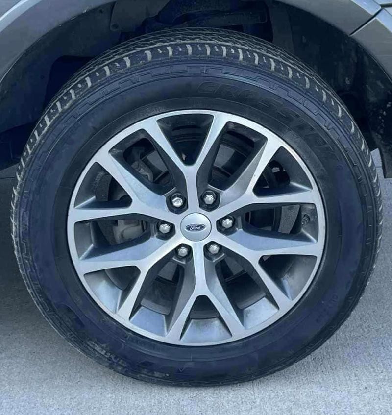 Ford Expedition Vehicle Full-screen Gallery Image 22