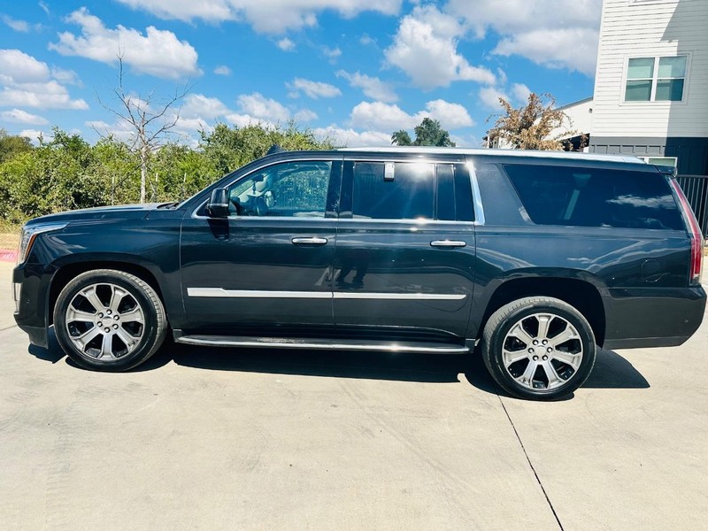 Cadillac Escalade ESV Vehicle Full-screen Gallery Image 03