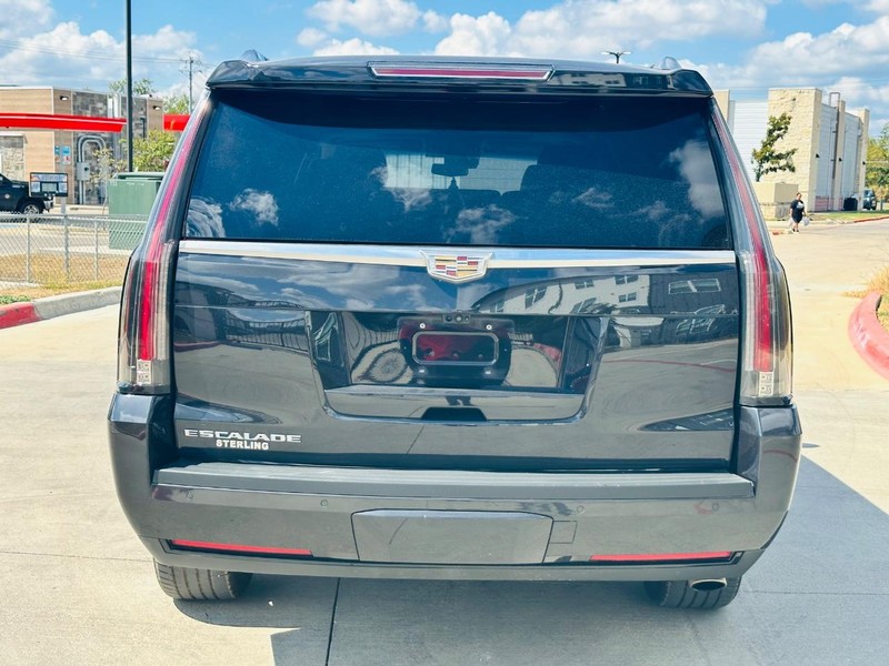 Cadillac Escalade ESV Vehicle Full-screen Gallery Image 05