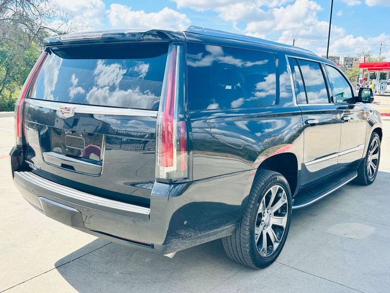 Cadillac Escalade ESV Vehicle Full-screen Gallery Image 06