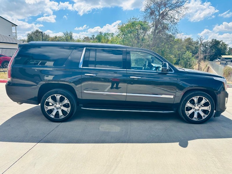 Cadillac Escalade ESV Vehicle Full-screen Gallery Image 07