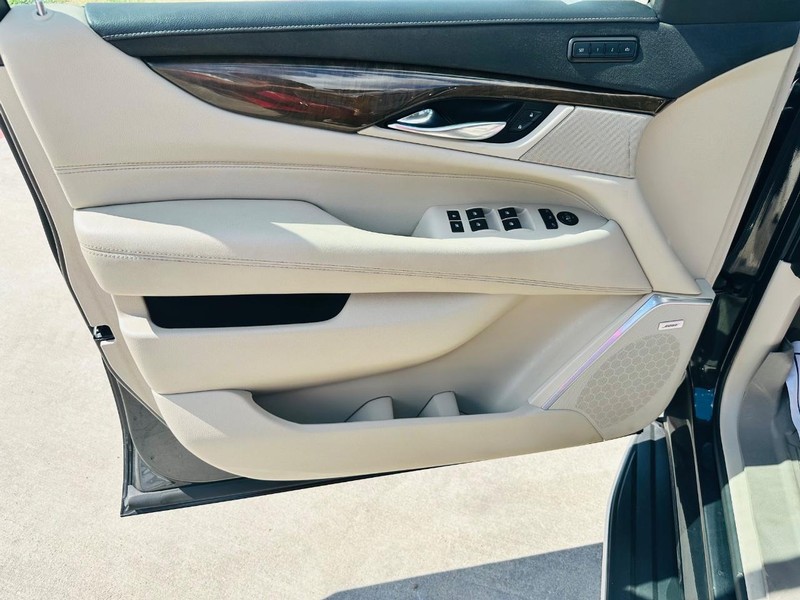 Cadillac Escalade ESV Vehicle Full-screen Gallery Image 10