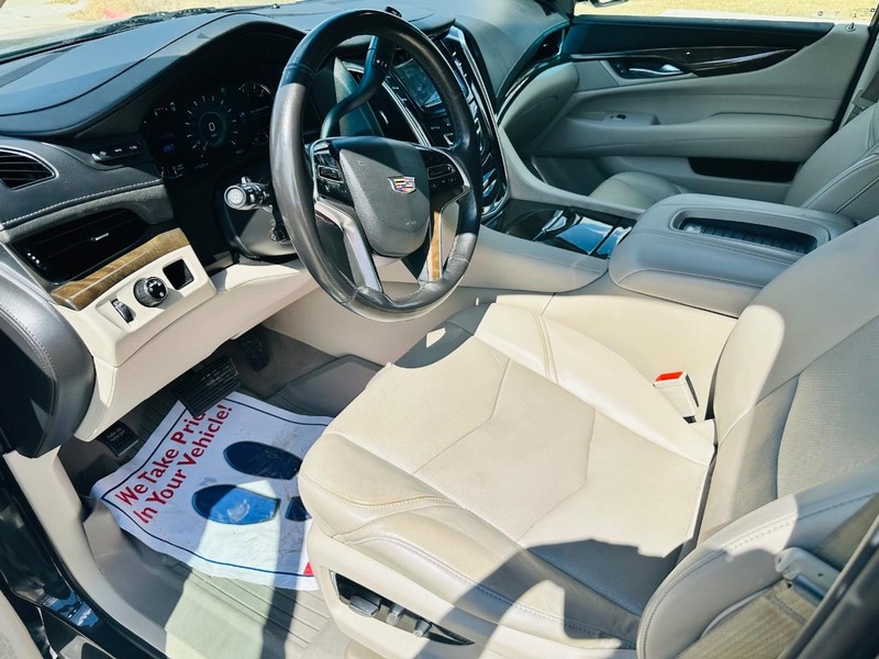 Cadillac Escalade ESV Vehicle Full-screen Gallery Image 11