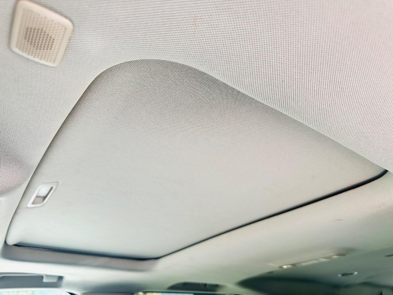 Cadillac Escalade ESV Vehicle Full-screen Gallery Image 13