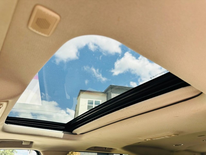 Cadillac Escalade ESV Vehicle Full-screen Gallery Image 14