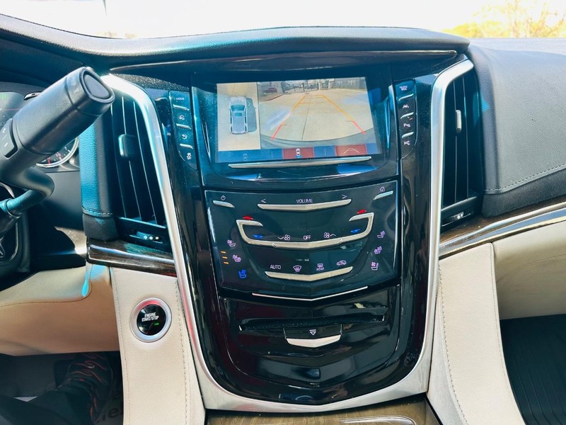 Cadillac Escalade ESV Vehicle Full-screen Gallery Image 16