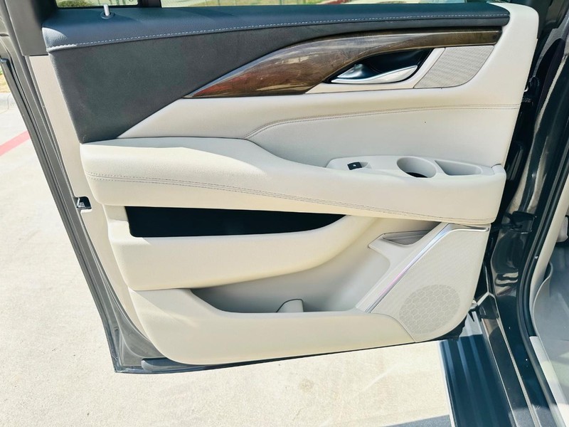 Cadillac Escalade ESV Vehicle Full-screen Gallery Image 17