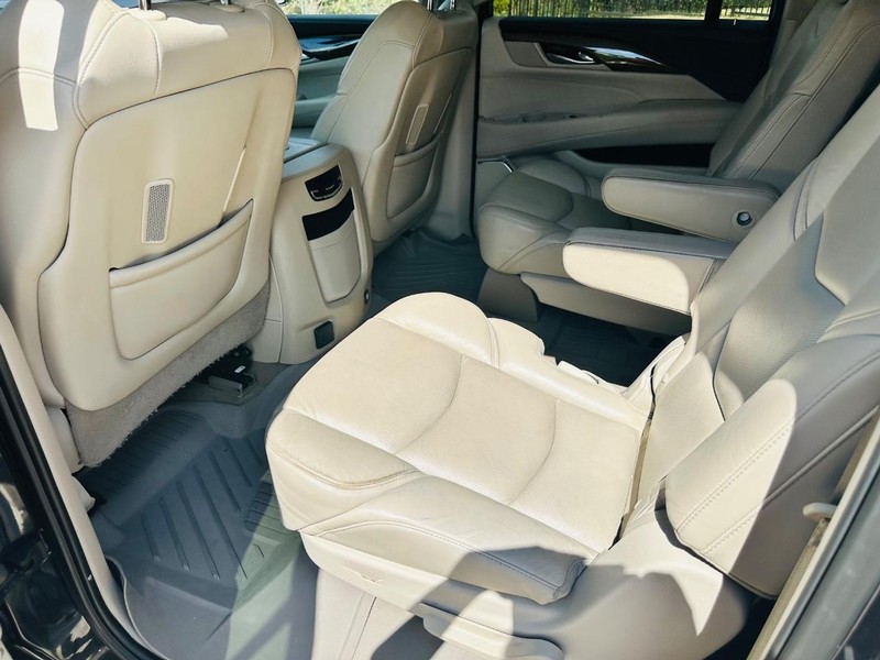 Cadillac Escalade ESV Vehicle Full-screen Gallery Image 18