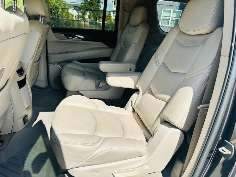 Cadillac Escalade ESV Vehicle Full-screen Gallery Image 19