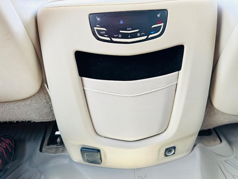 Cadillac Escalade ESV Vehicle Full-screen Gallery Image 20