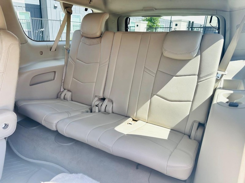 Cadillac Escalade ESV Vehicle Full-screen Gallery Image 21