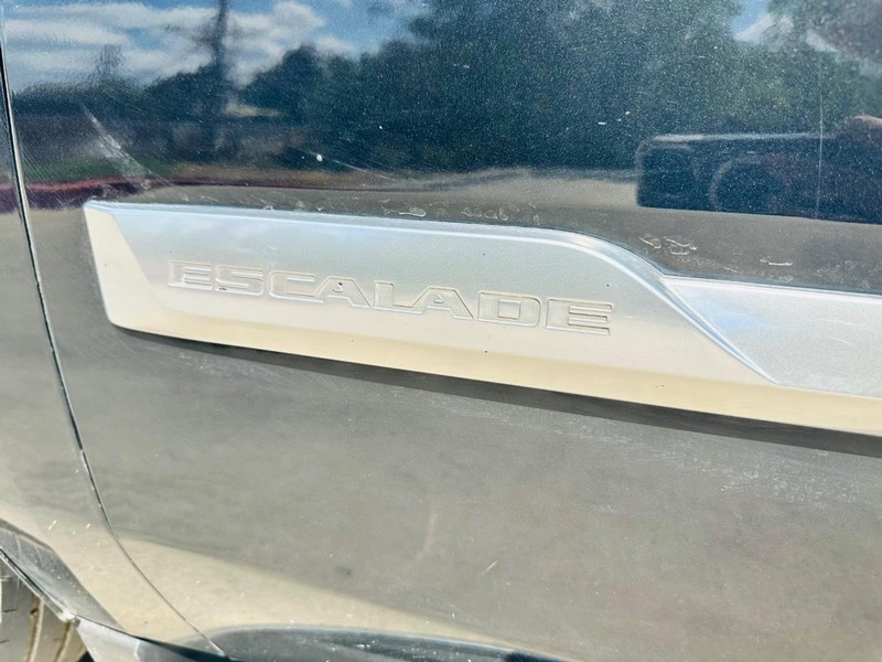 Cadillac Escalade ESV Vehicle Full-screen Gallery Image 23