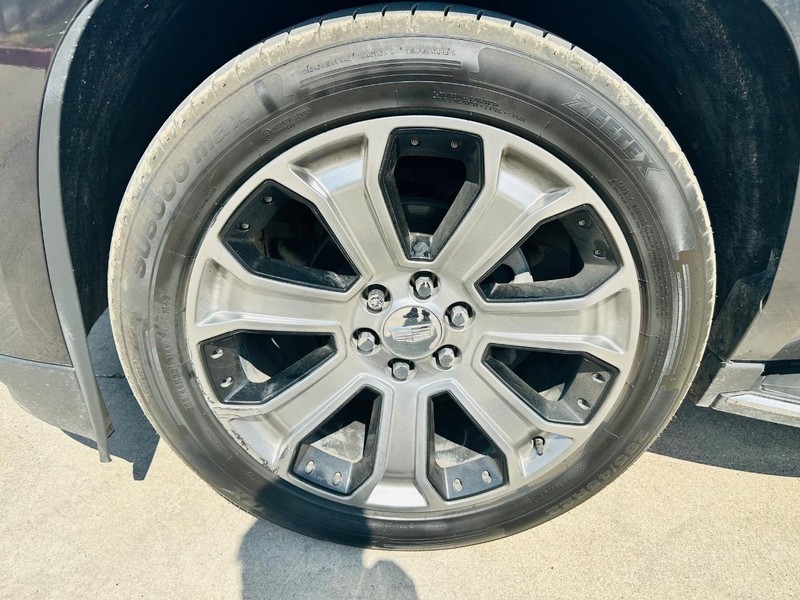 Cadillac Escalade ESV Vehicle Full-screen Gallery Image 24