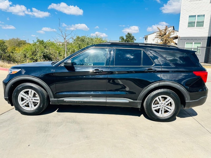 Ford Explorer Vehicle Full-screen Gallery Image 03