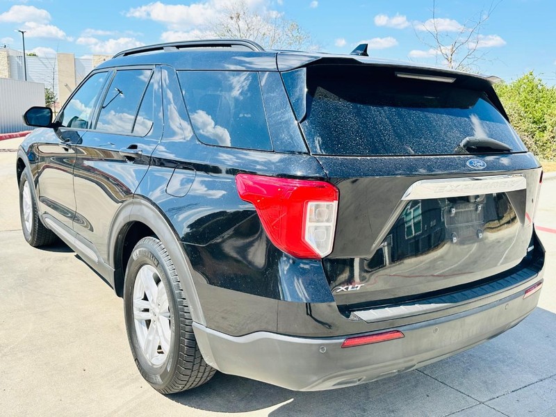 Ford Explorer Vehicle Full-screen Gallery Image 04