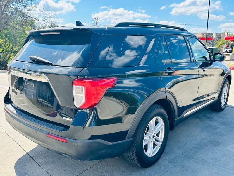 Ford Explorer Vehicle Full-screen Gallery Image 06