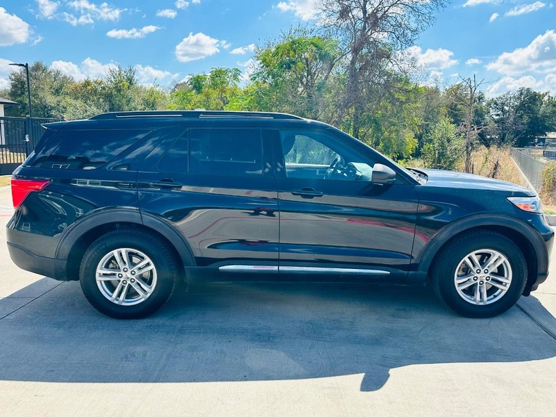 Ford Explorer Vehicle Full-screen Gallery Image 07