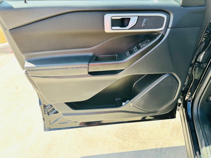 Ford Explorer Vehicle Full-screen Gallery Image 10