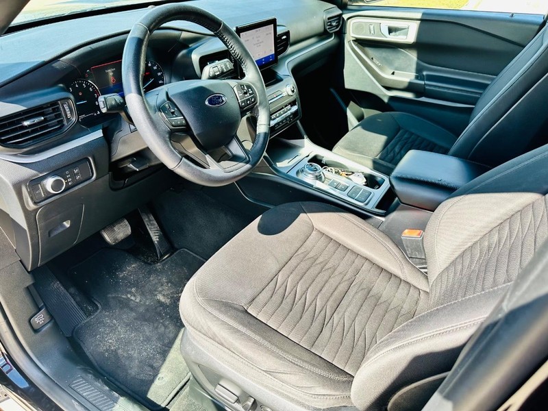 Ford Explorer Vehicle Full-screen Gallery Image 11