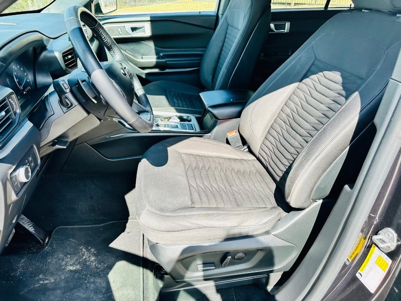 Ford Explorer Vehicle Full-screen Gallery Image 12