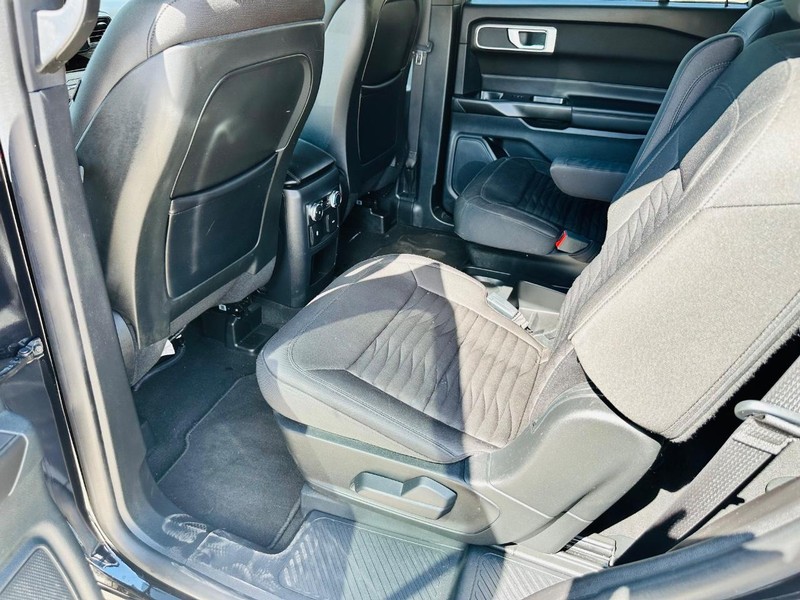 Ford Explorer Vehicle Full-screen Gallery Image 16