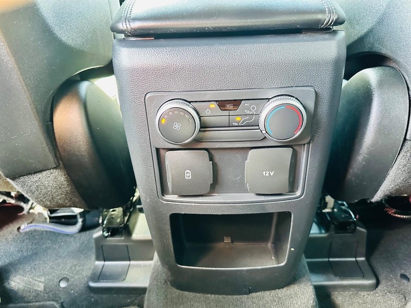 Ford Explorer Vehicle Full-screen Gallery Image 18