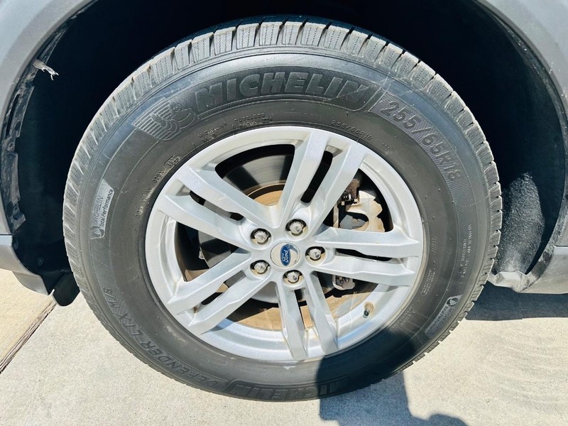 Ford Explorer Vehicle Full-screen Gallery Image 21