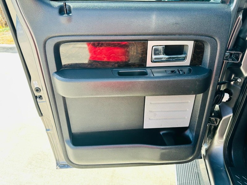 Ford F-150 Vehicle Full-screen Gallery Image 23