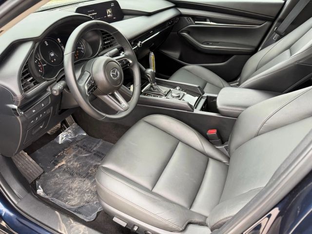 Mazda MAZDA3 Vehicle Full-screen Gallery Image 11