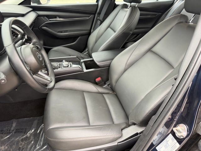 Mazda MAZDA3 Vehicle Full-screen Gallery Image 12