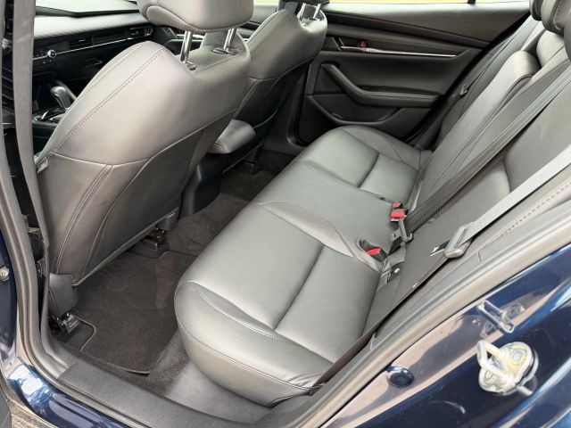 Mazda MAZDA3 Vehicle Full-screen Gallery Image 16