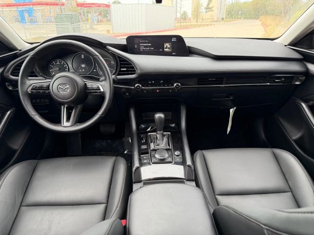 Mazda MAZDA3 Vehicle Full-screen Gallery Image 18