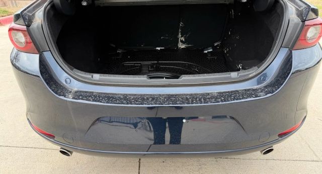 Mazda MAZDA3 Vehicle Full-screen Gallery Image 20